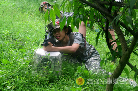 户外真人cs野战 精彩刺激-北京自强小学生军事夏令营「图片」