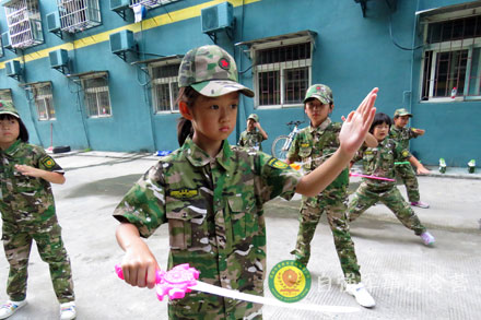 特种兵教女生练匕首操防身术