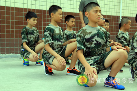 练蹲姿时,必须时刻保持标准姿势,没有命令不许晃动,不许换腿